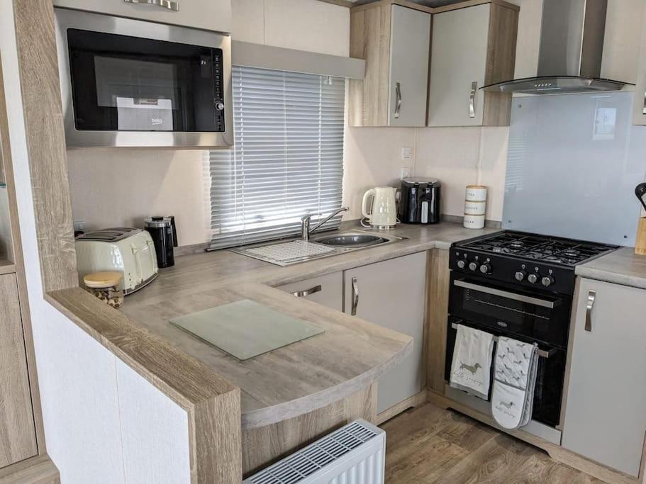 Beautiful Pet Friendly Southerness Caravan With Sea View & Decking Area Mainsriddle Exterior foto