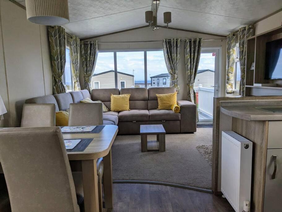 Beautiful Pet Friendly Southerness Caravan With Sea View & Decking Area Mainsriddle Exterior foto