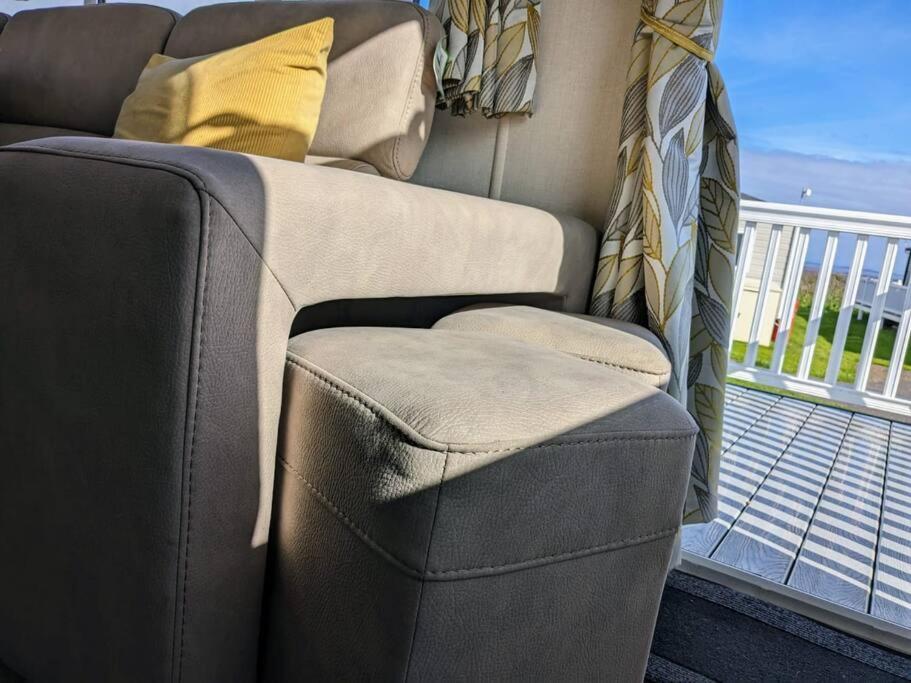 Beautiful Pet Friendly Southerness Caravan With Sea View & Decking Area Mainsriddle Exterior foto