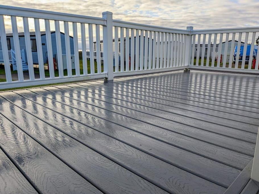 Beautiful Pet Friendly Southerness Caravan With Sea View & Decking Area Mainsriddle Exterior foto